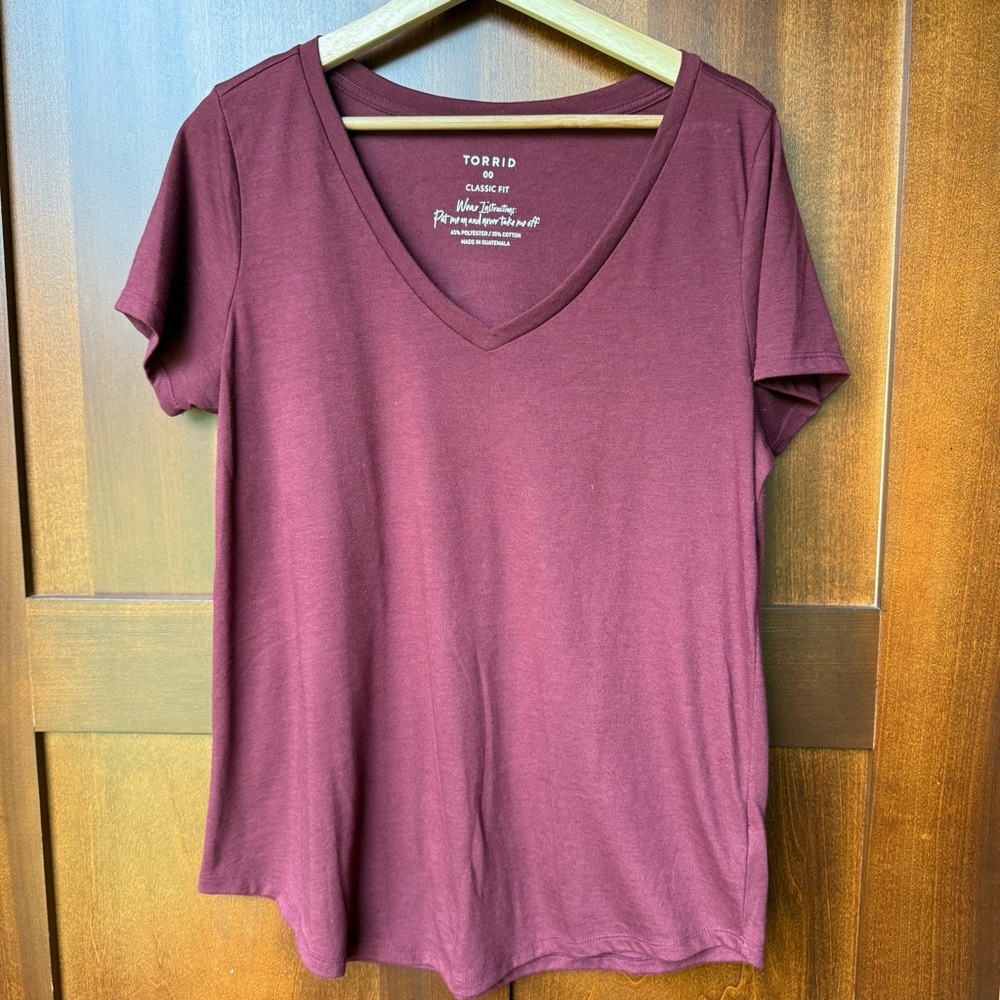 Women’s Wine Torrid Classic Fit V-Neck Tee Size 00